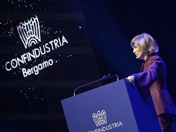 Confindustria Bergamo, bacchettate alle politiche dell’Unione Europea: pienone per il gran finale di Ricuperati all’Arena
