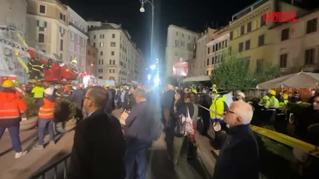 Crollo Torre dei Conti, la moglie dell'operaio intrappolato attende il salvataggio del marito