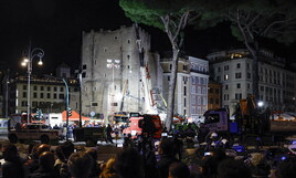 È morto l'operaio intrappolato sotto le macerie della Torrei dei Conti